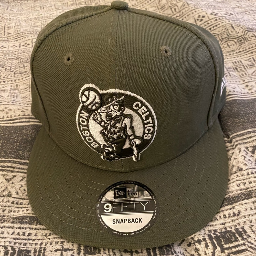 New Era 9Fifty Boston Celtics SnapBack hat.